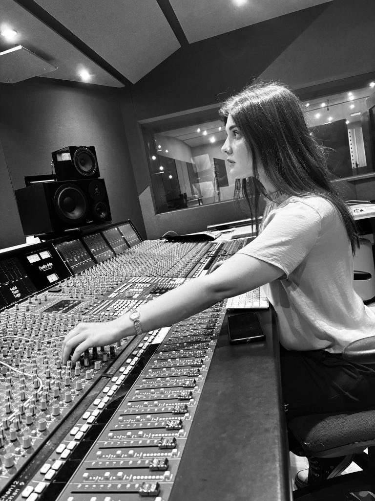 Vanessa Kovacevic sjedi za mix pultom